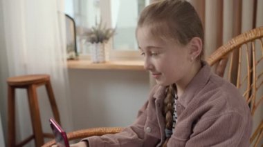 Kız telefonda konuşuyor.