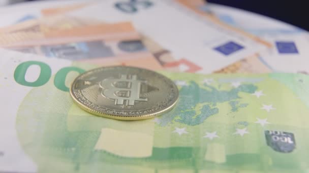 Goldener Bitcoin liegt auf Euro-Scheinen — Stockvideo
