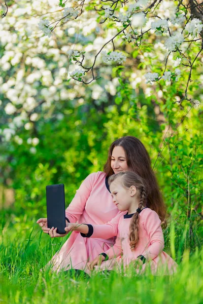 Madre e hija se toman selfie usando tabletas —  Fotos de Stock