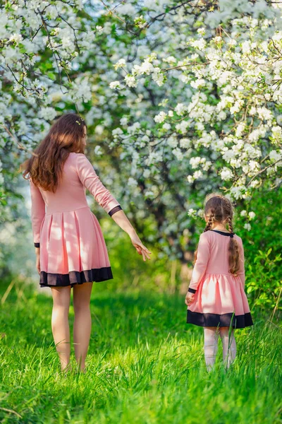 Mor och dotter promenader i trädgården — Stockfoto