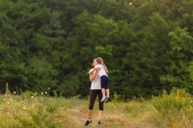 Anne ve kızı eğitimde.