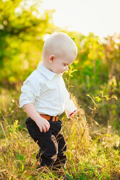 Menino andando na natureza — Fotografia de Stock