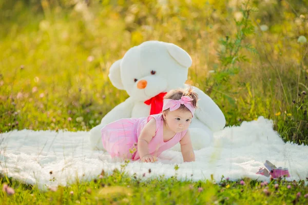 Klein meisje met een grote teddybeer — Stockfoto
