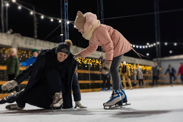 Мати і дочка катаються на ковзанах — стокове фото