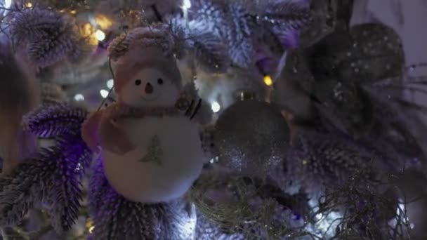 Silvester Spielzeugschneemann auf dem Weihnachtsbaum — Stockvideo