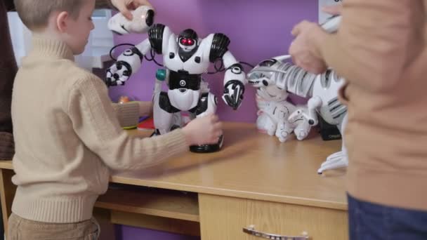 Niños jugando con robots — Vídeos de Stock