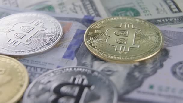 Bitcoin liegt auf Dollarscheinen — Stockvideo