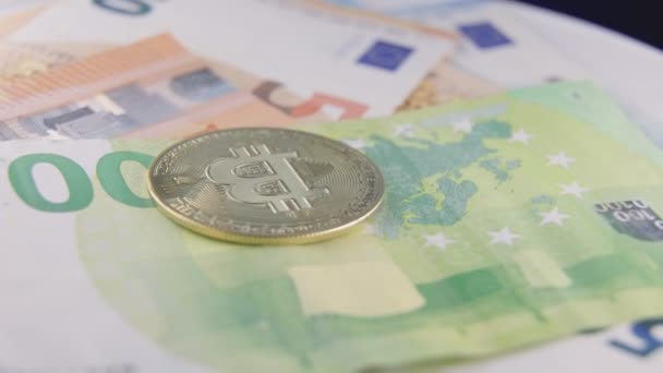 Bitcoin emas terletak pada uang kertas euro — Stok Video