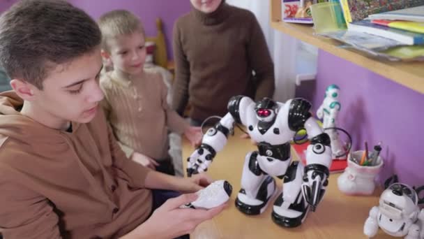 Діти грають з роботами — стокове відео