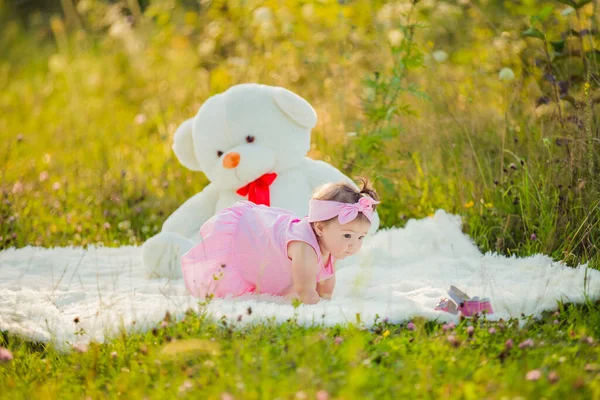 Kleines Mädchen mit einem großen Teddybär — Stockfoto
