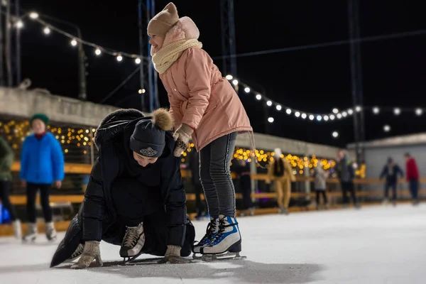 Madre e hija patinaje sobre hielo —  Fotos de Stock