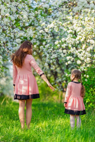 Madre e hija caminando en el jardín — Foto de Stock