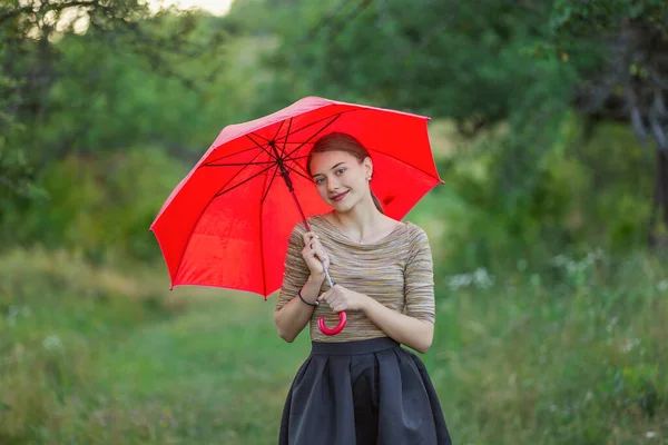 Chica con paraguas en la naturaleza — Foto de Stock