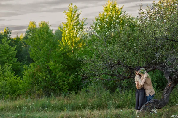 Para przytulająca się do drzewa — Zdjęcie stockowe