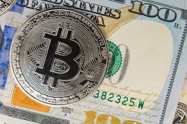 100 dolarlık banknotta uçan bitcoin.