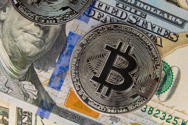 100 dolarlık banknotta uçan bitcoin.