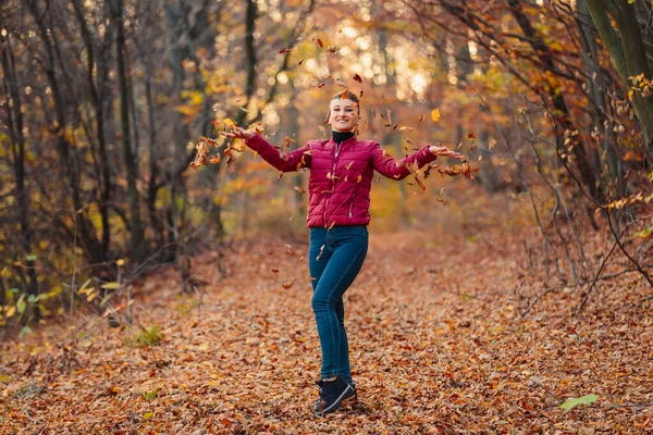 Sonbahar parkındaki kız