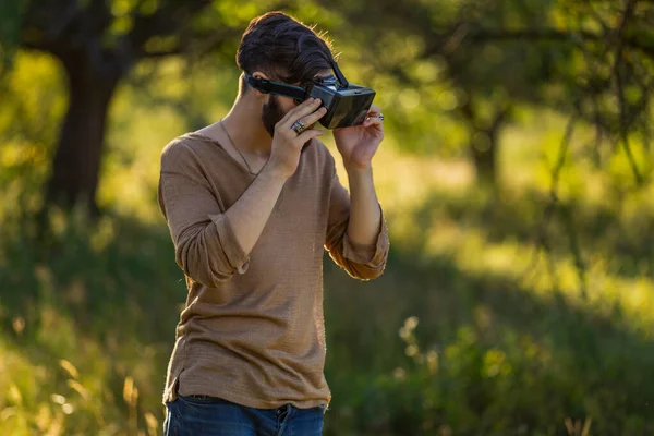 Mężczyzna w okularach wirtualnej rzeczywistości — Zdjęcie stockowe