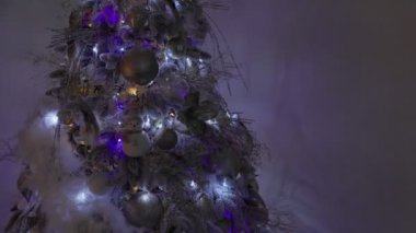 Noel ağacı yakın.