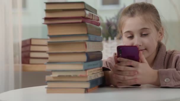 Mädchen mit einem Handy in der Hand — Stockvideo