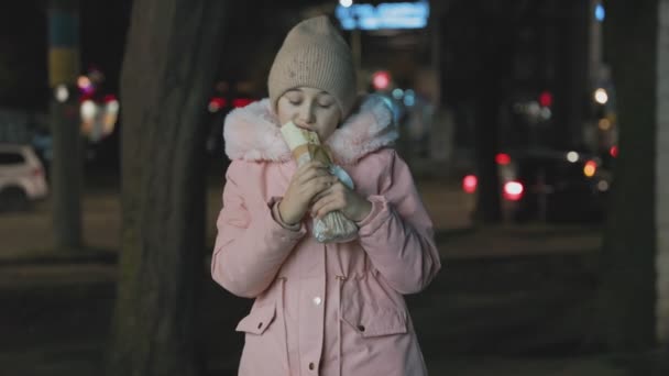 Chica comiendo hot dog — Vídeos de Stock