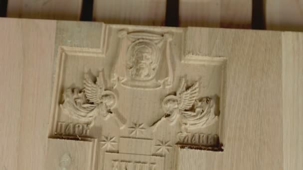 Dřevěné řezbářské ukřižování Krista — Stock video