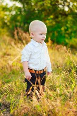 Doğada yürüyen çocuk