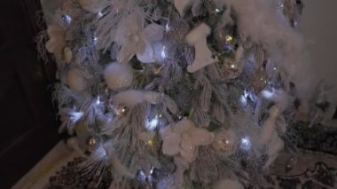 Yılbaşı oyuncağı Kardan adam Noel ağacında