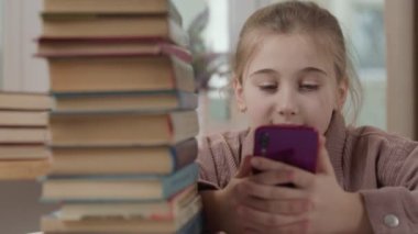 Elinde telefon olan bir kız.