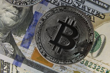 100 dolarlık banknotta uçan bitcoin.
