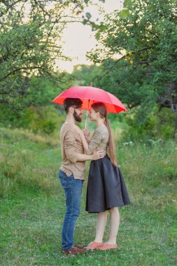 Dışarıda şemsiyenin altında bir çift.