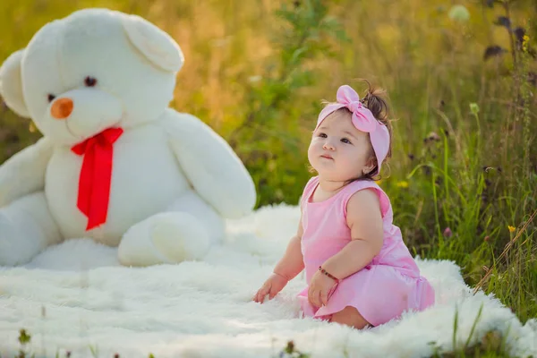 一个带着大玩具熊的小女孩 — 图库照片