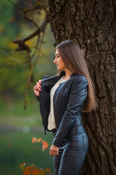 Meisje in zwart lederen kleding — Stockfoto