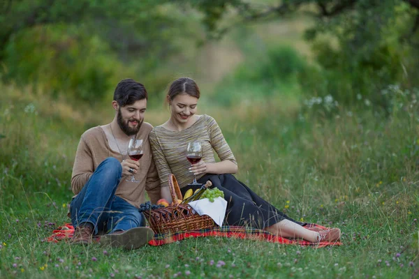 Couple drinking wine in nature — Stock Photo, Image