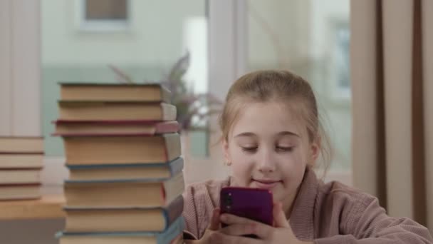 Menina com um telefone em suas mãos — Vídeo de Stock