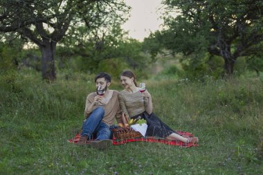 Doğada şarap içen çift