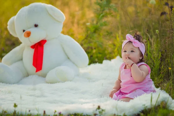 Petite fille avec un gros ours en peluche — Photo