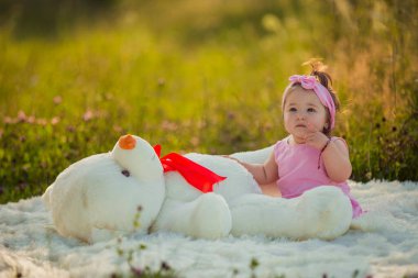 Büyük bir oyuncak ayısı olan küçük bir kız