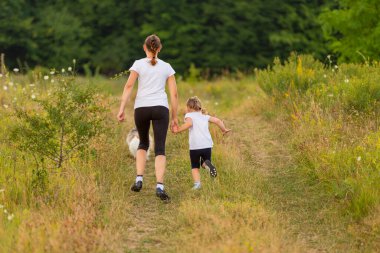 Anne ve Kız Yürüyor