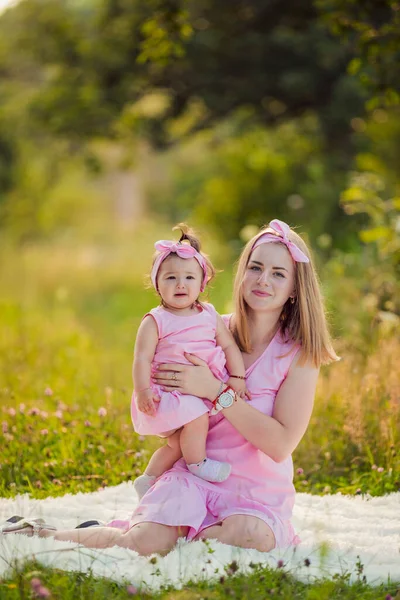 Anne ve kızı pembe elbiseli.