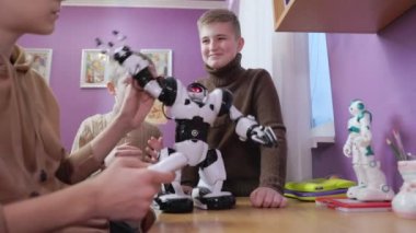 Çocuklar robotlarla oynuyor