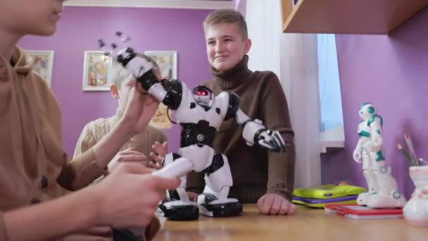 Дети играют с роботами — стоковое видео