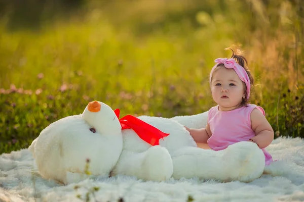 Маленькая девочка с большим плюшевым мишкой — стоковое фото