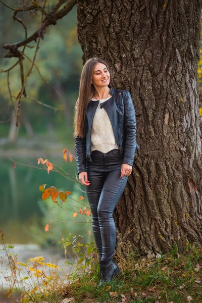 Menina em roupas de couro preto — Fotografia de Stock