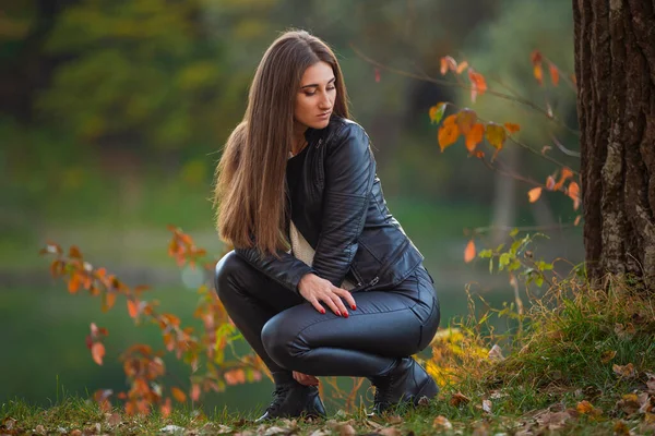 Meisje in zwart lederen kleding — Stockfoto