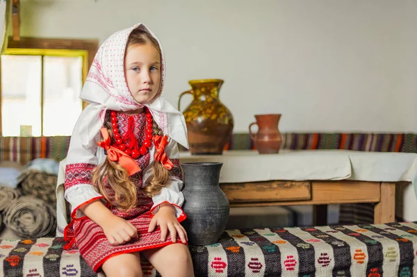 Κορίτσι στην ουκρανική εθνική φορεσιά κάθεται σε ένα παγκάκι — Φωτογραφία Αρχείου