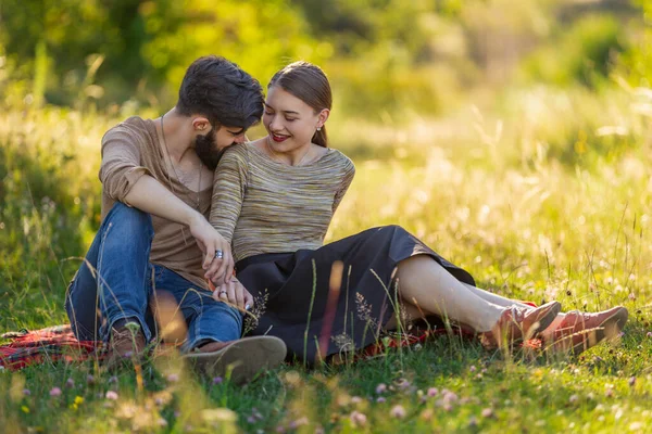 Junges Paar sitzt in der Natur — Stockfoto