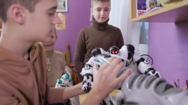 Çocuklar robotlarla oynuyor