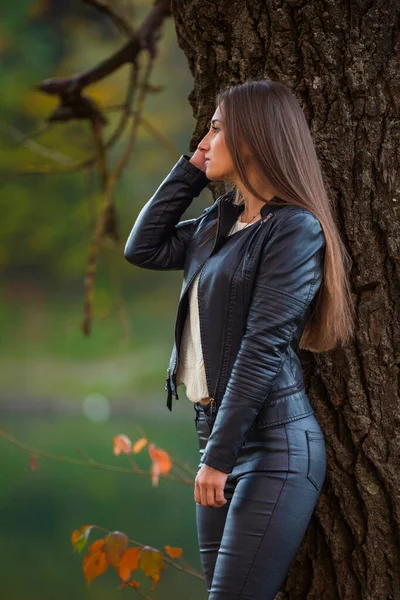 Dívka v černých kožených oděvů — Stock fotografie