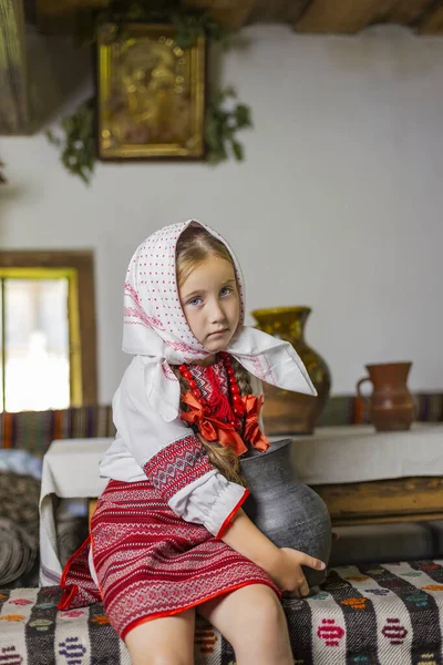 Κορίτσι στην ουκρανική εθνική φορεσιά κάθεται σε ένα παγκάκι — Φωτογραφία Αρχείου